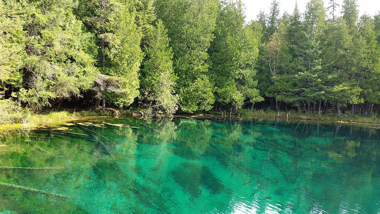 kitch iti kipi source michigan Kitch-iti-kipi, source naturelle aux eaux turquoise dans le Michigan