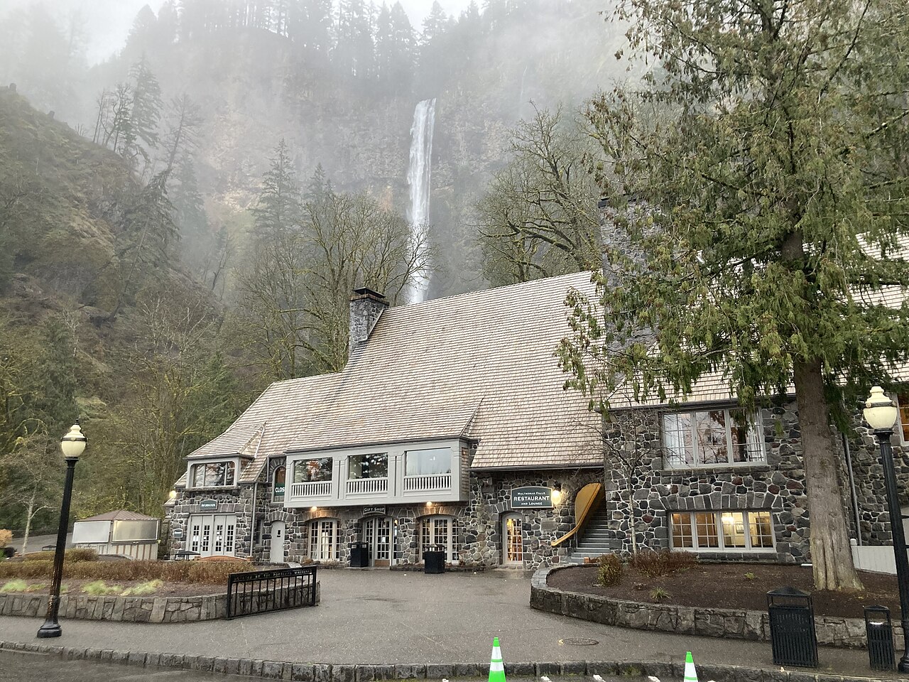 Multnomah Falls Lodge avec la cascade de Multnomah en arrière-plan Multnomah Falls Lodge avec la cascade de Multnomah en arrière-plan