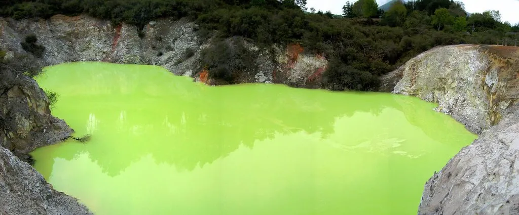 Devil's Bath - la baignoire du diable de Wai-O-Tapu en Nouvelle Zélande Devil s Bath la baignoire du diable de Wai O Tapu en Nouvelle Zelande 6 Devil-s-Bath-la-baignoire-du-diable-de-Wai-O-Tapu-en-Nouvelle-Zelande