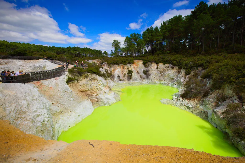 Devil's Bath - la baignoire du diable de Wai-O-Tapu en Nouvelle Zélande Devil s Bath la baignoire du diable de Wai O Tapu en Nouvelle Zelande 7 Devil-s-Bath-la-baignoire-du-diable-de-Wai-O-Tapu-en-Nouvelle-Zelande