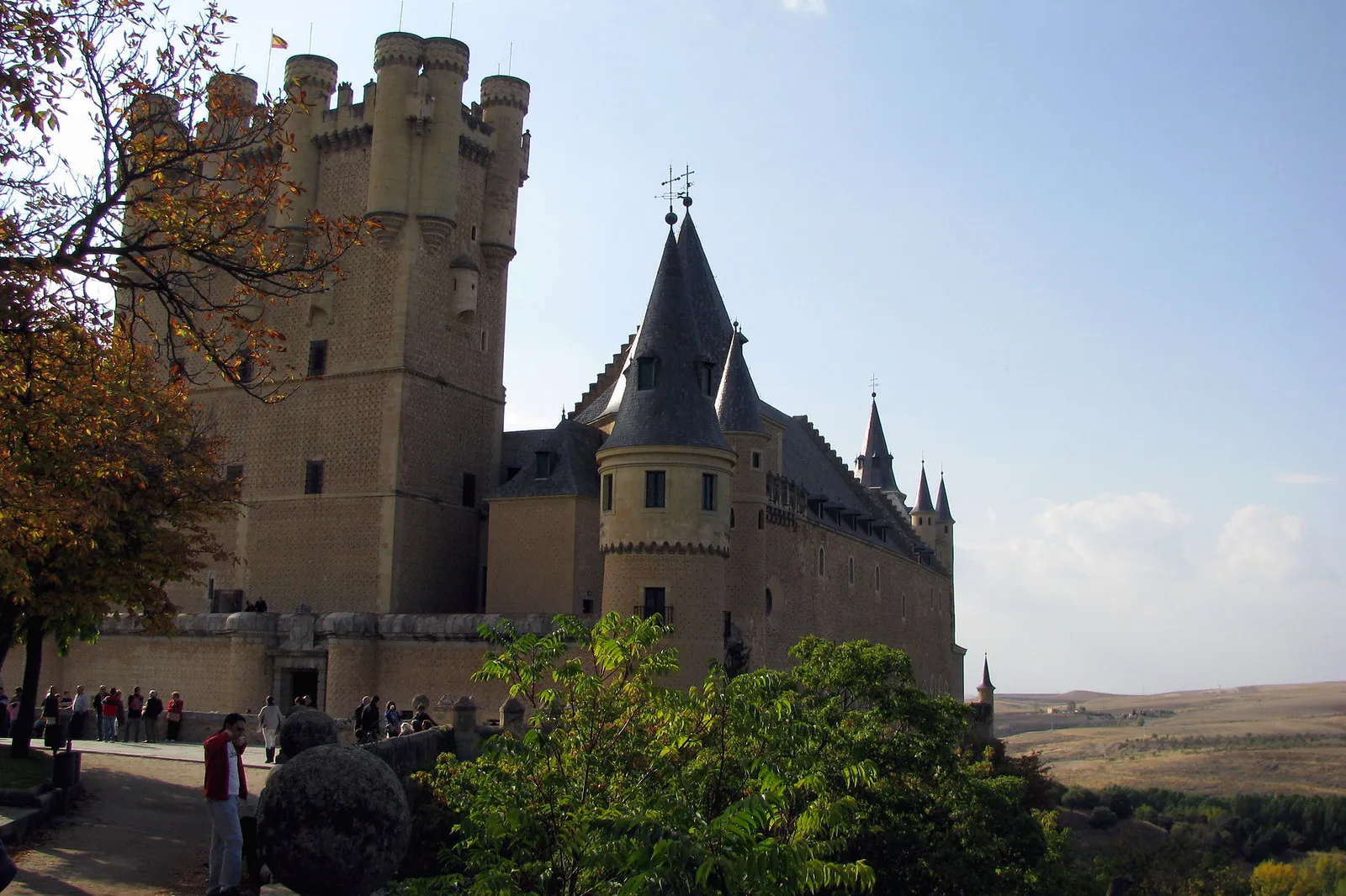 tours et murailles extérieures de l’Alcázar de Ségovie en Espagne tours et murailles extérieures de l’Alcázar de Ségovie en Espagne