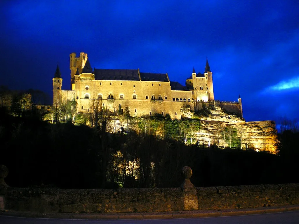 Le majestueux Alcazar de Ségovie Le majestueux Alcazar de Segovie chateau espagne 13 Le-majestueux-Alcazar-de-Segovie-chateau-espagne