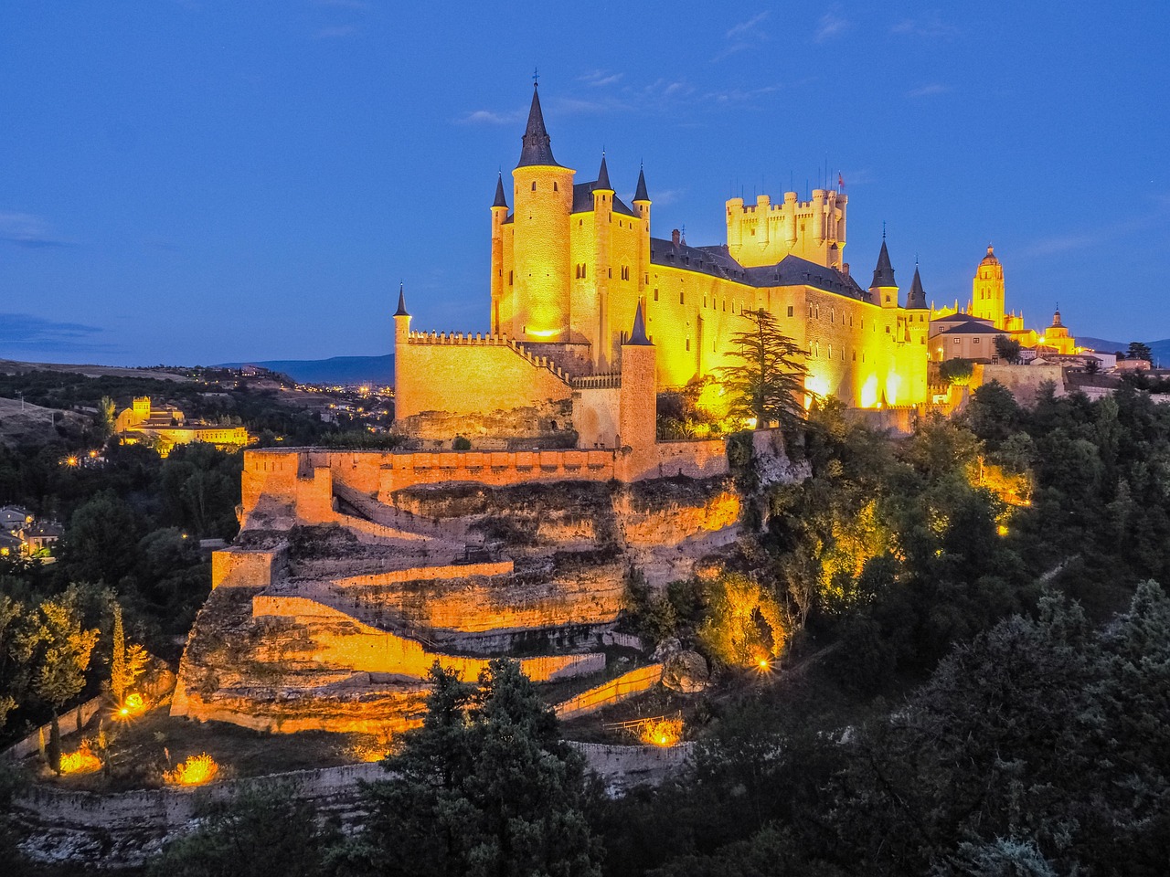 Le majestueux Alcazar de Segovie chateau espagne eclairee de nuit Le majestueux Alcazar de Segovie chateau espagne eclairee de nuit