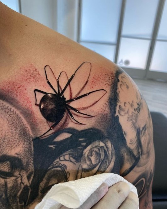 Les tatouages de veuve noire très réalistes de Jesse Garcia Les tatouages de veuve noire tres realistes de Jesse Garcia araignee spider tattoo 11 Les-tatouages-de-veuve-noire-tres-realistes-de-Jesse-Garcia-araignee-spider-tattoo