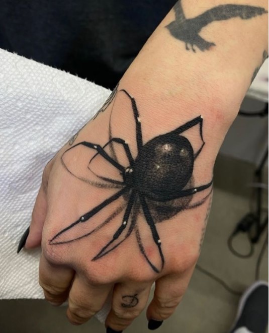 Les tatouages de veuve noire très réalistes de Jesse Garcia Les tatouages de veuve noire tres realistes de Jesse Garcia araignee spider tattoo 12 Les-tatouages-de-veuve-noire-tres-realistes-de-Jesse-Garcia-araignee-spider-tattoo