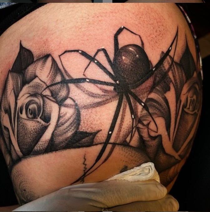 Les tatouages de veuve noire très réalistes de Jesse Garcia Les tatouages de veuve noire tres realistes de Jesse Garcia araignee spider tattoo 14 Les-tatouages-de-veuve-noire-tres-realistes-de-Jesse-Garcia-araignee-spider-tattoo