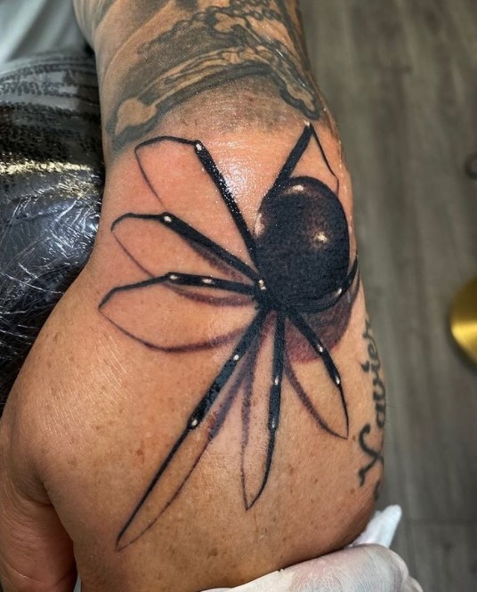 Les tatouages de veuve noire très réalistes de Jesse Garcia Les tatouages de veuve noire tres realistes de Jesse Garcia araignee spider tattoo 7 Les-tatouages-de-veuve-noire-tres-realistes-de-Jesse-Garcia-araignee-spider-tattoo