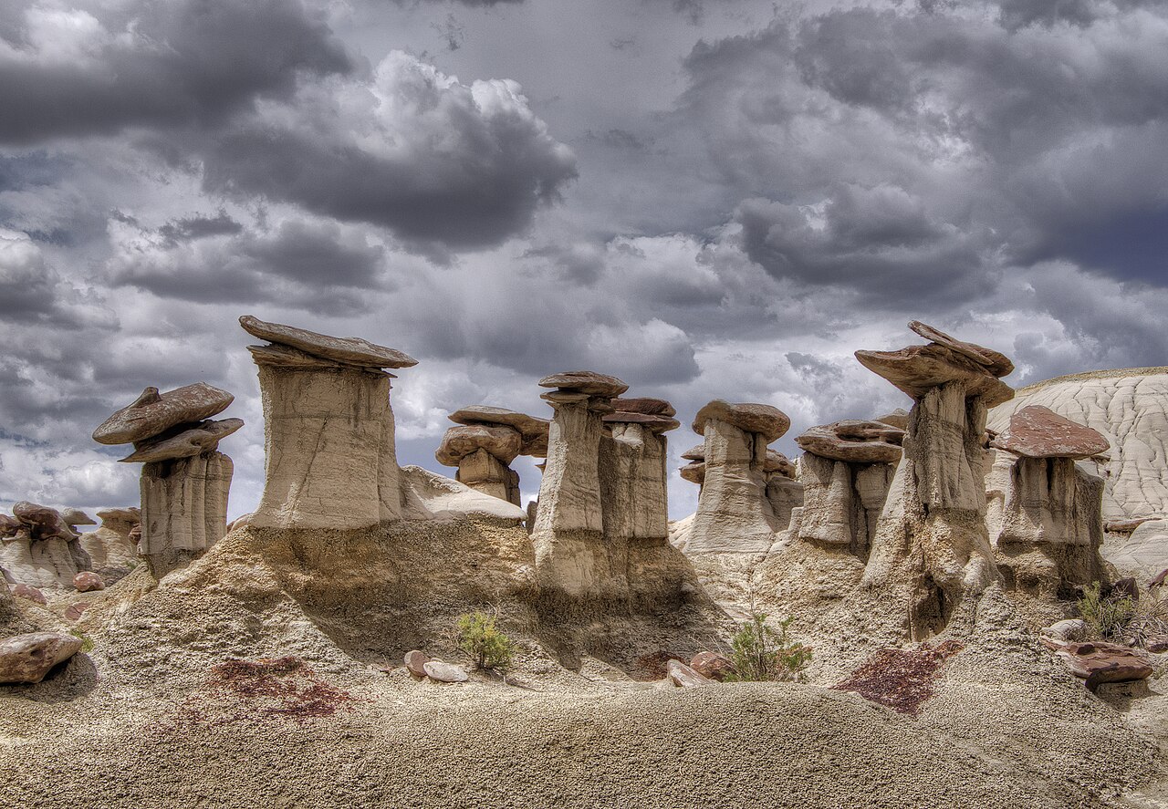 Hoodoos de Ah-Shi-Sle-Pah dans les badlands du Nouveau-Mexique Hoodoos de Ah-Shi-Sle-Pah dans les badlands du Nouveau-Mexique