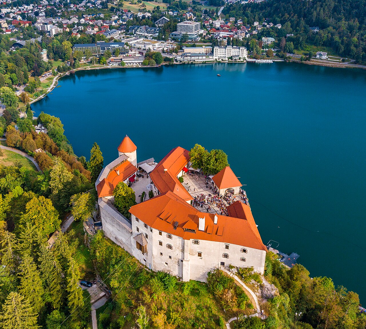 Château de Bled construit au sommet de sa falaise en Slovénie Château de Bled construit au sommet de sa falaise en Slovénie