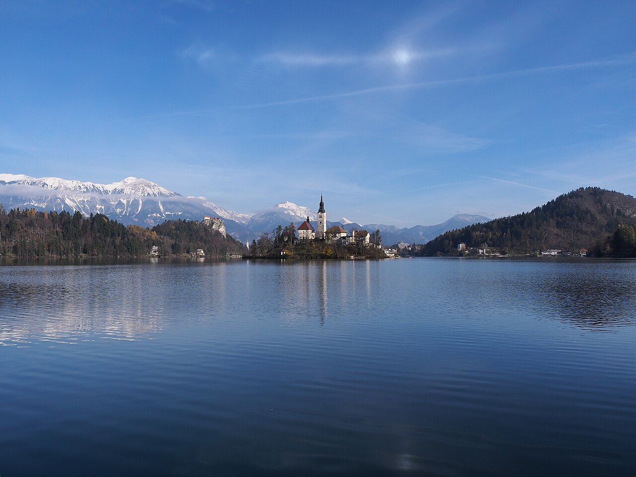 Lac de Bled avec son île et le château de Bled dominant la rive Lac de Bled avec son île et le château de Bled dominant la rive