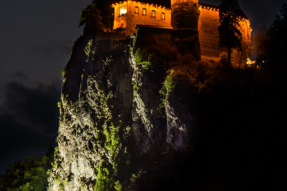 Château de Bled en Slovénie : 1000 ans d'histoire au-dessus du lac chateau de Bled eclaire de nuit chateau de Bled eclaire de nuit