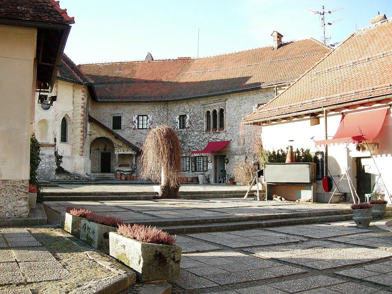 Cour supérieure du château de Bled avec la chapelle gothique Cour supérieure du château de Bled avec la chapelle gothique