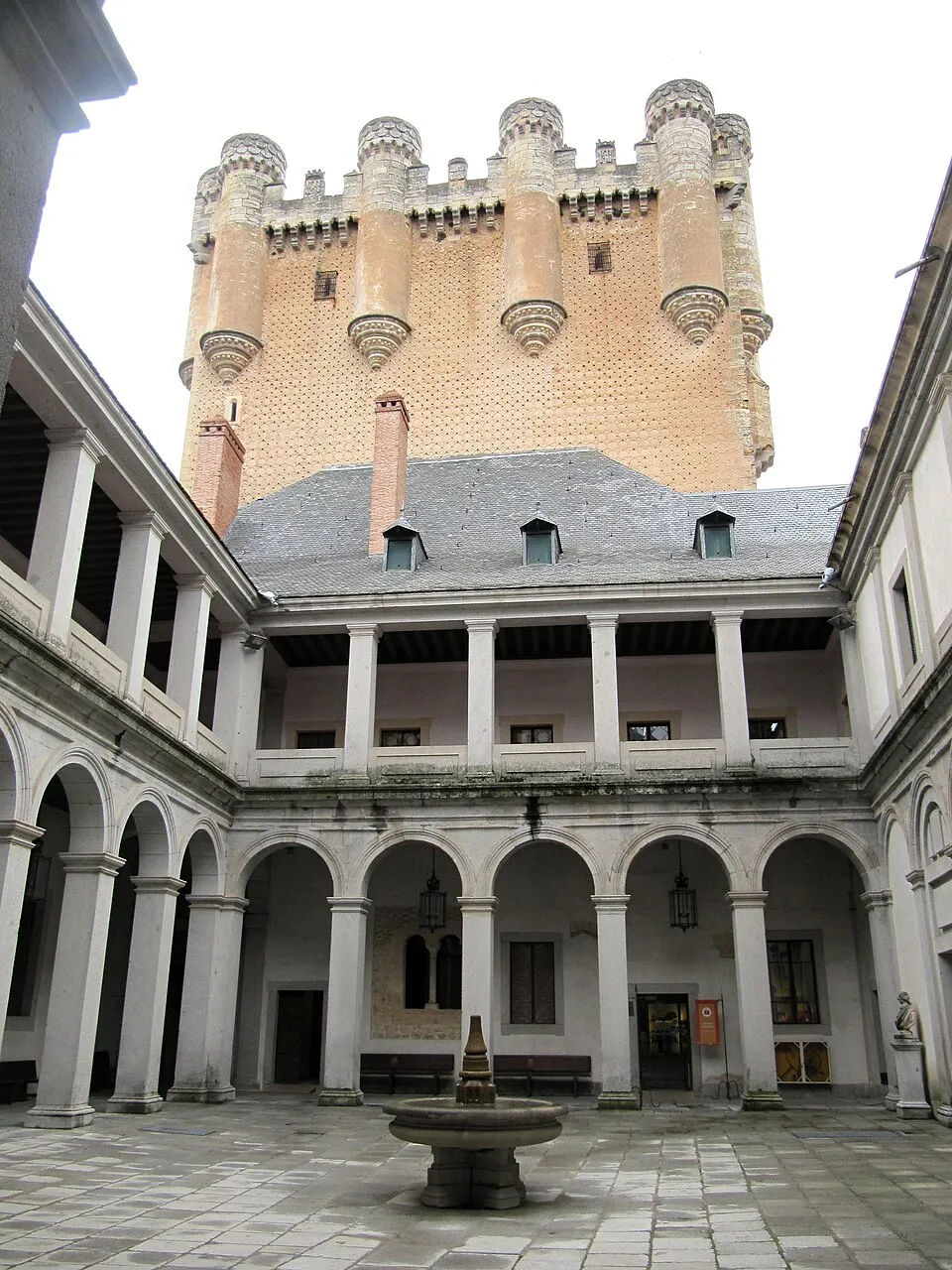 patio d’Armes et galeries intérieures de l’Alcázar de Ségovie patio d’Armes et galeries intérieures de l’Alcázar de Ségovie