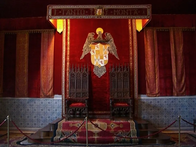 salle du Trône de l’Alcázar de Ségovie avec les sièges royaux salle du Trône de l’Alcázar de Ségovie avec les sièges royaux