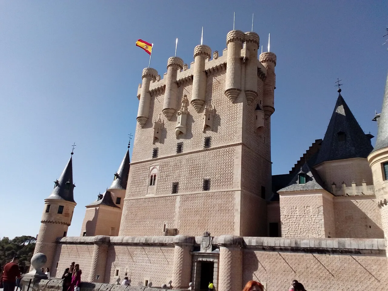 tour jean ii alcazar segovie tour de Jean II vue depuis l’entrée de l’Alcázar de Ségovie