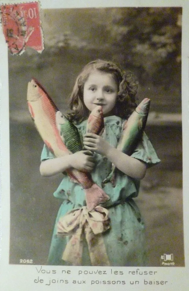 30 cartes postales de petites filles avec un poisson d'avril du début du XXeme siècle 30 cartes postales de petites filles avec un poisson davril du debut du XXeme siecle 17 30-cartes-postales-de-petites-filles-avec-un-poisson-davril-du-debut-du-XXeme-siecle