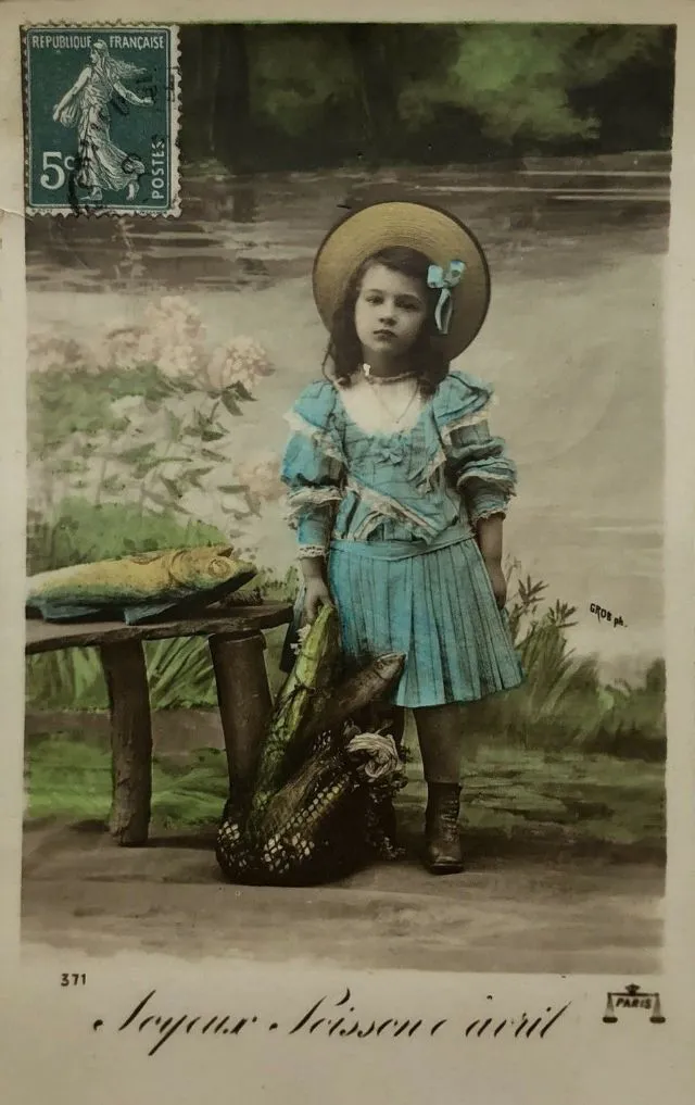 30 cartes postales de petites filles avec un poisson d'avril du début du XXeme siècle 30 cartes postales de petites filles avec un poisson davril du debut du XXeme siecle 21 30-cartes-postales-de-petites-filles-avec-un-poisson-davril-du-debut-du-XXeme-siecle