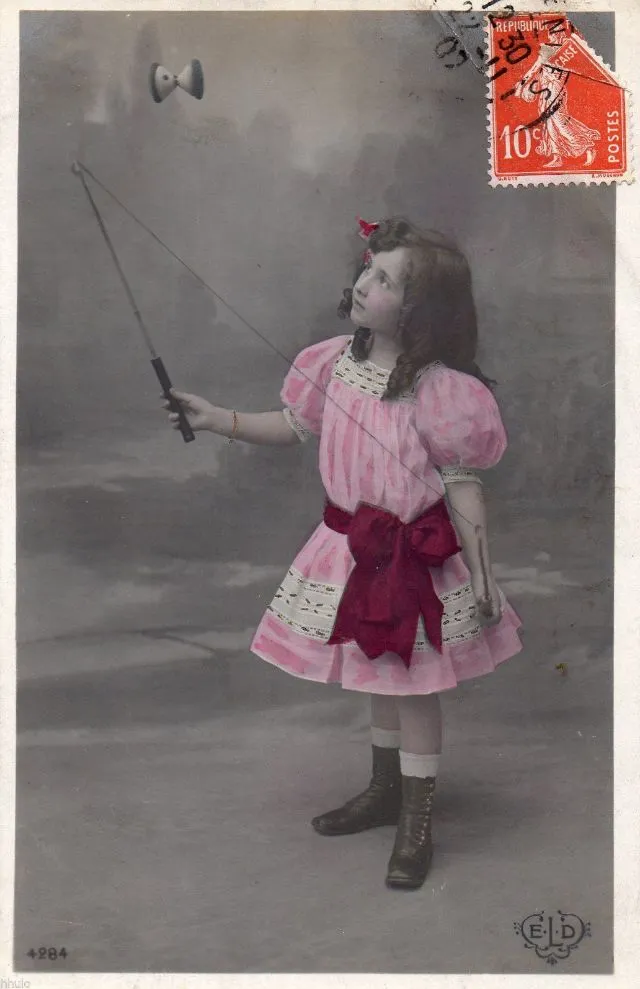 30 cartes postales de petites filles avec un poisson d'avril du début du XXeme siècle 30 cartes postales de petites filles avec un poisson davril du debut du XXeme siecle 29 30-cartes-postales-de-petites-filles-avec-un-poisson-davril-du-debut-du-XXeme-siecle