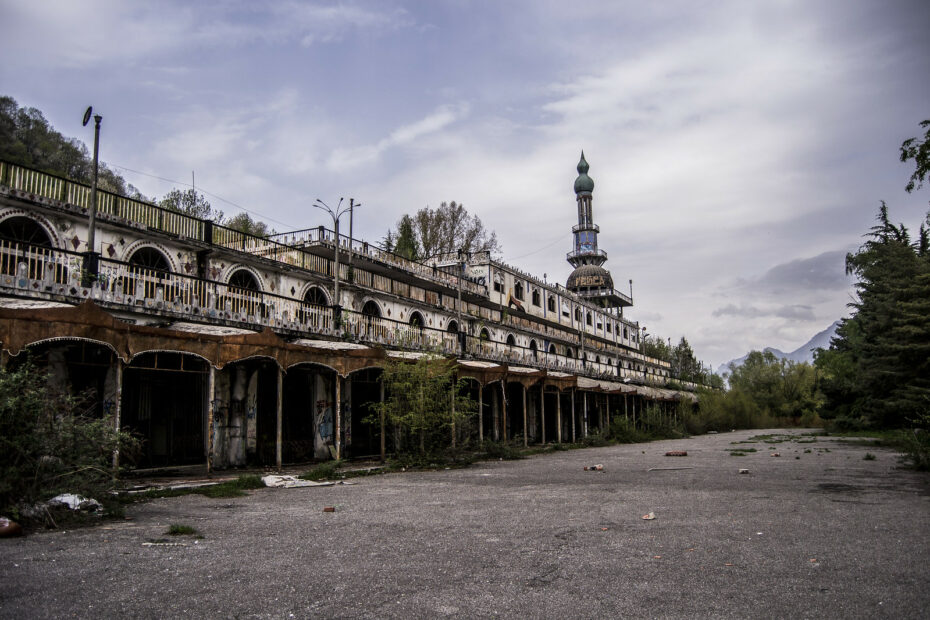 Consonno, la ville des jouets devenue ville fantôme en Italie Consonno la ville des jouets le Las Vegas italien abandonne lombardie italie urbex 1 Ruines de Consonno, ville des jouets abandonnée en Italie