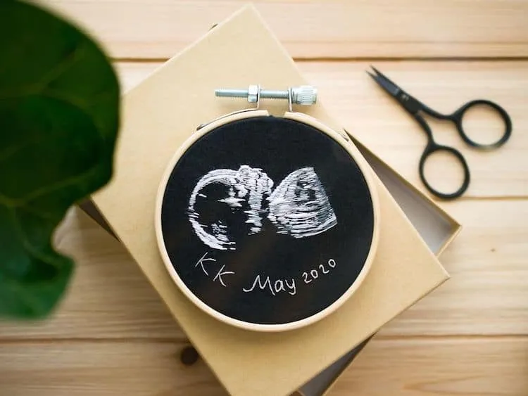 Des broderies d'échographies Des broderies d echographies bebe ultrason 2 Des-broderies-d-echographies-bebe-ultrason