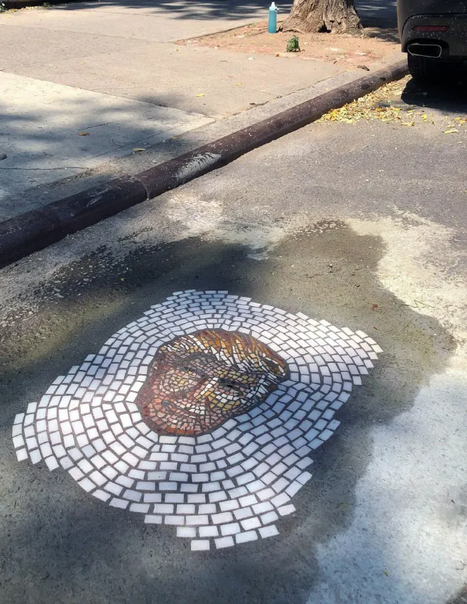 Des réparations de nids de poule avec de la mosaique par Jim Bachor Des reparations de nids de poule avec de la mosaique par Jim Bachor 10 Des-reparations-de-nids-de-poule-avec-de-la-mosaique-par-Jim-Bachor