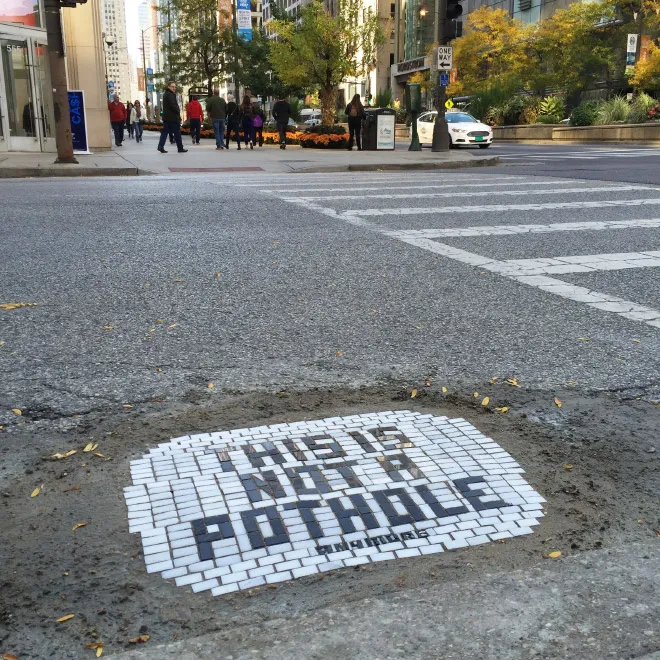 Des réparations de nids de poule avec de la mosaique par Jim Bachor Des reparations de nids de poule avec de la mosaique par Jim Bachor 11 Des-reparations-de-nids-de-poule-avec-de-la-mosaique-par-Jim-Bachor