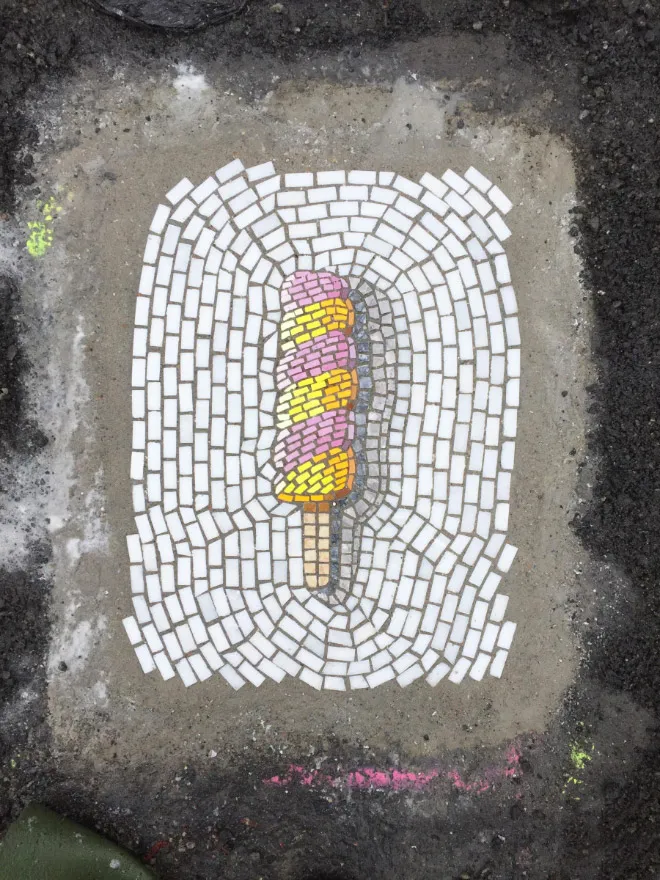 Des réparations de nids de poule avec de la mosaique par Jim Bachor Des reparations de nids de poule avec de la mosaique par Jim Bachor 13 Des-reparations-de-nids-de-poule-avec-de-la-mosaique-par-Jim-Bachor