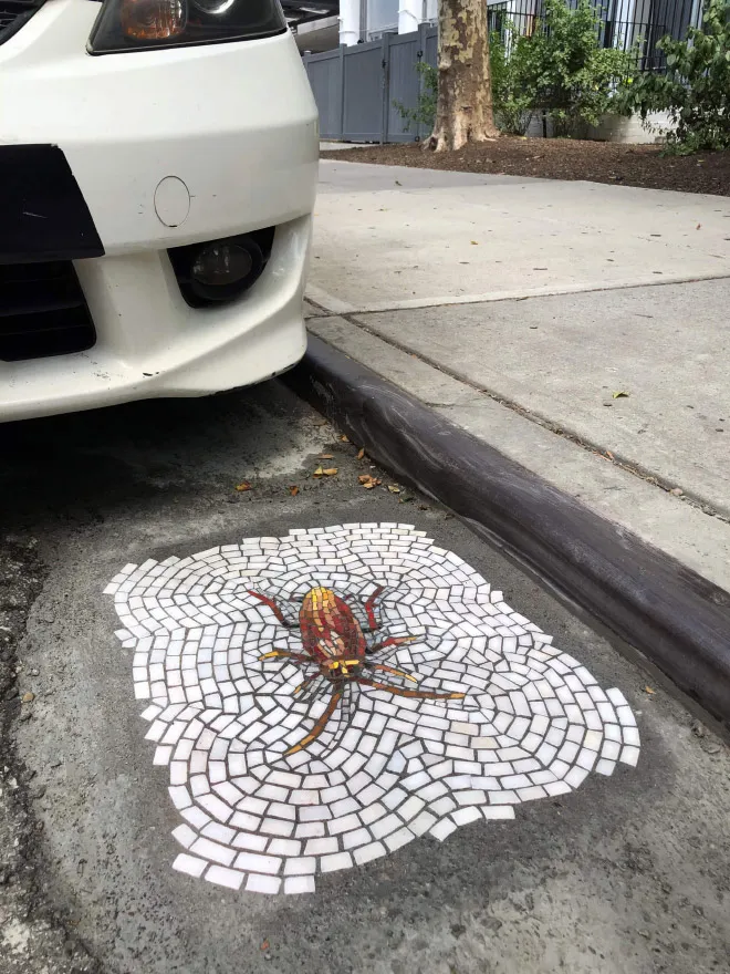 Des réparations de nids de poule avec de la mosaique par Jim Bachor Des reparations de nids de poule avec de la mosaique par Jim Bachor 14 Des-reparations-de-nids-de-poule-avec-de-la-mosaique-par-Jim-Bachor