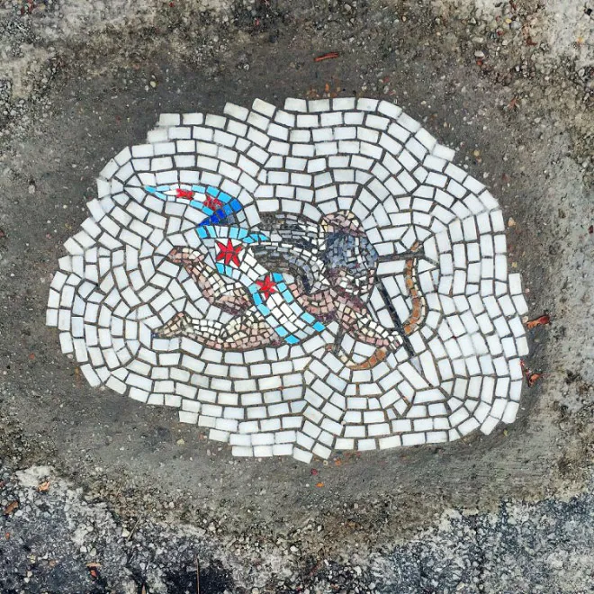 Des réparations de nids de poule avec de la mosaique par Jim Bachor Des reparations de nids de poule avec de la mosaique par Jim Bachor 15 Des-reparations-de-nids-de-poule-avec-de-la-mosaique-par-Jim-Bachor