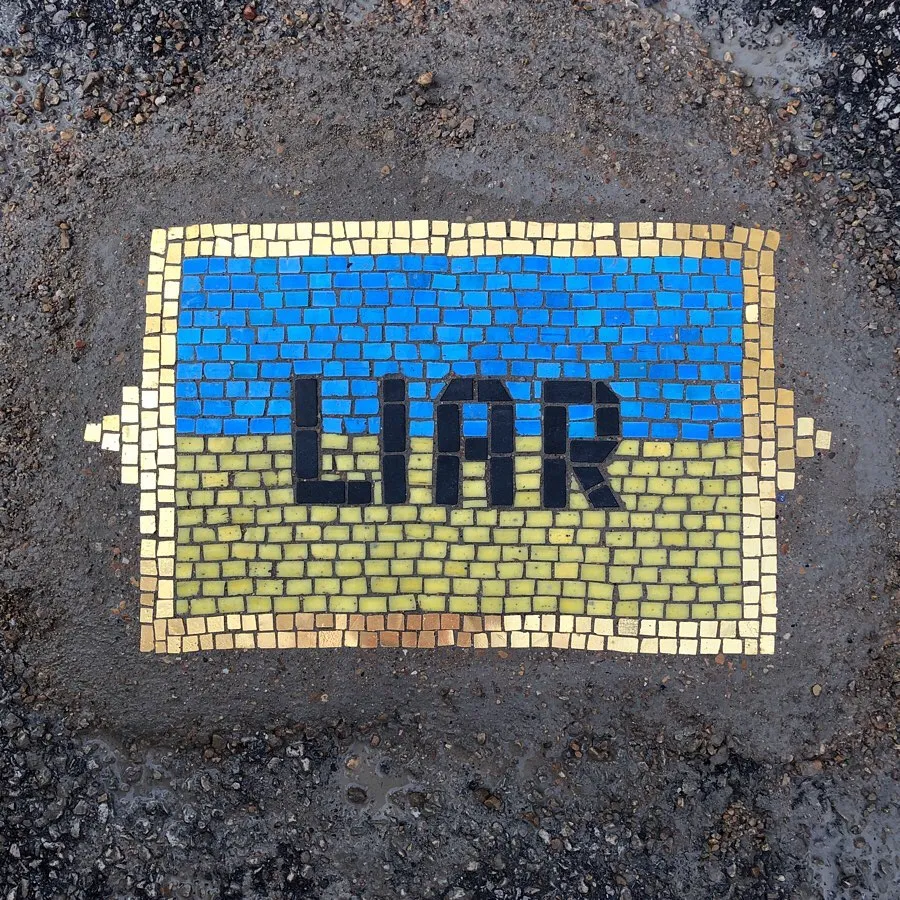 Des réparations de nids de poule avec de la mosaique par Jim Bachor Des reparations de nids de poule avec de la mosaique par Jim Bachor 3 Des-reparations-de-nids-de-poule-avec-de-la-mosaique-par-Jim-Bachor