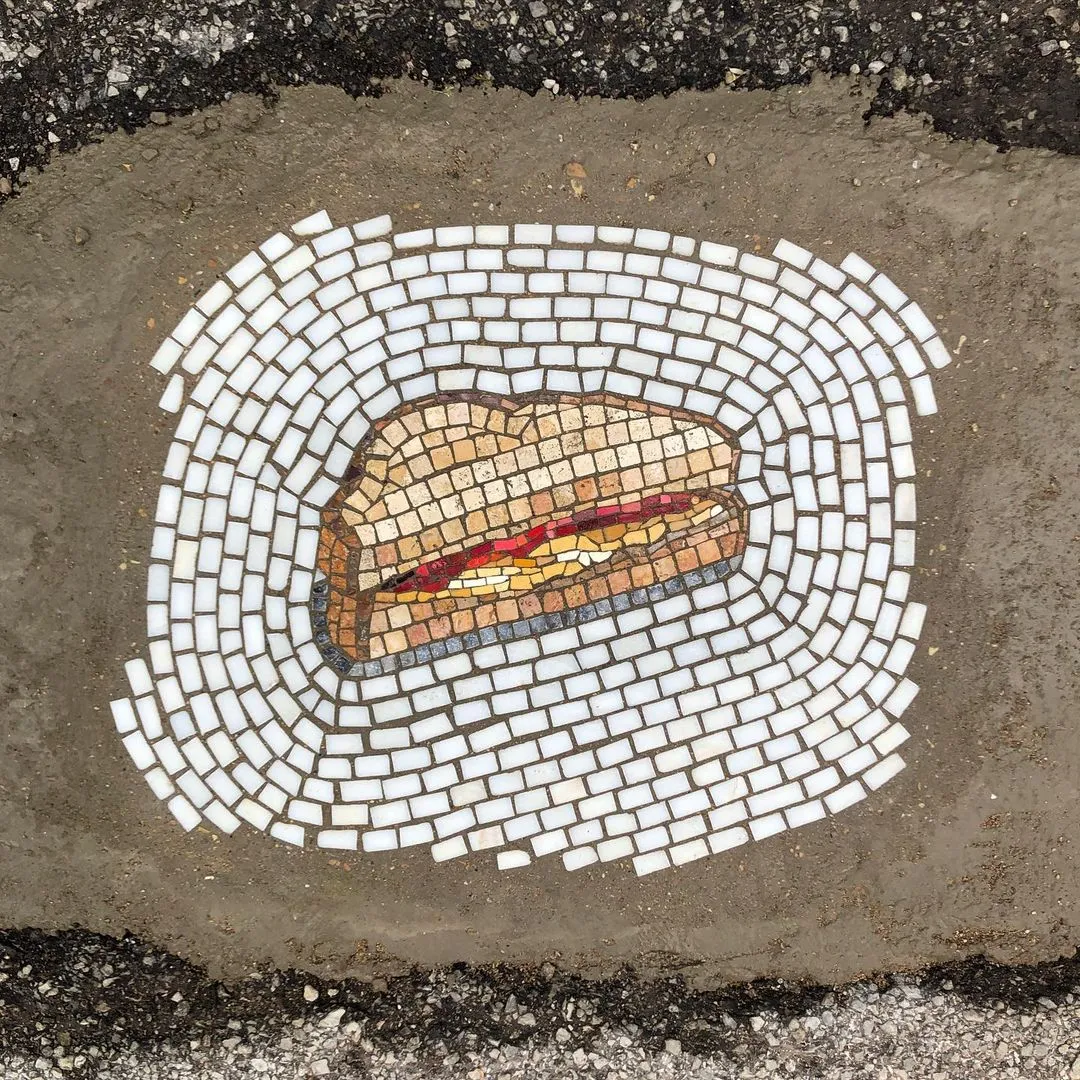 Des réparations de nids de poule avec de la mosaique par Jim Bachor Des reparations de nids de poule avec de la mosaique par Jim Bachor 6 Des-reparations-de-nids-de-poule-avec-de-la-mosaique-par-Jim-Bachor