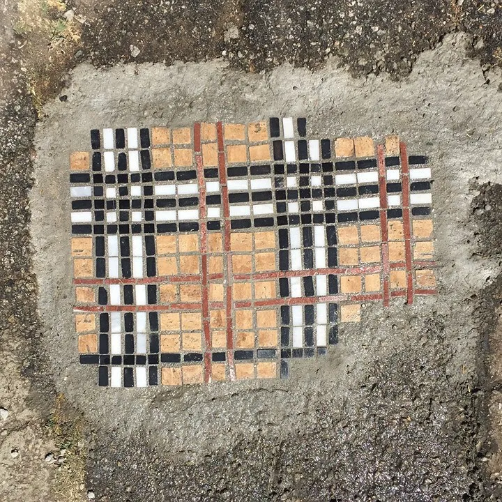 Des réparations de nids de poule avec de la mosaique par Jim Bachor Des reparations de nids de poule avec de la mosaique par Jim Bachor 8 Des-reparations-de-nids-de-poule-avec-de-la-mosaique-par-Jim-Bachor