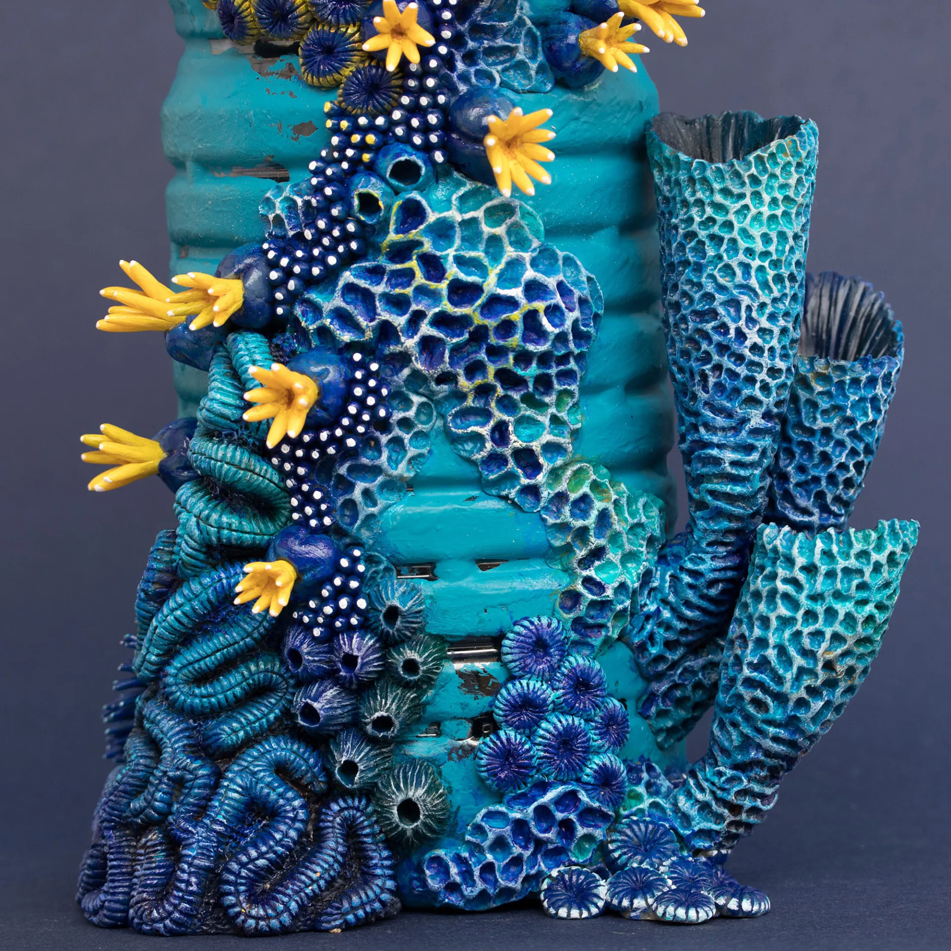 La nature reprend ses droits sur les déchets : les écosystèmes coralliens de Stéphanie Kilgast La nature reprend ses droits sur les dechets dans les creations de Stephanie Kilgast 6 La-nature-reprend-ses-droits-sur-les-dechets-dans-les-creations-de-Stephanie-Kilgast-6