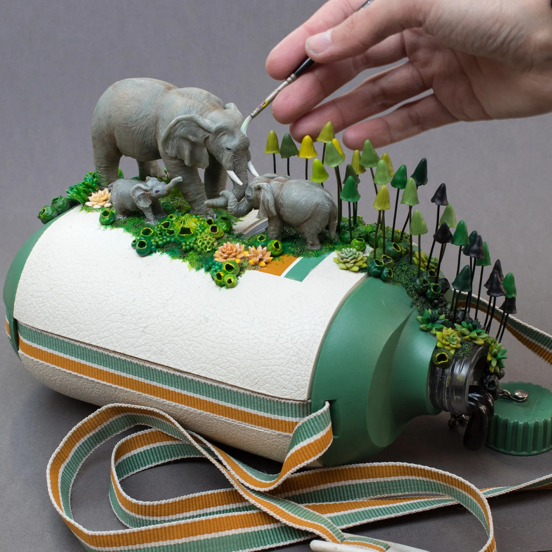 La nature reprend ses droits sur les déchets : les écosystèmes coralliens de Stéphanie Kilgast La nature reprend ses droits sur les dechets dans les creations de Stephanie Kilgast 7 La-nature-reprend-ses-droits-sur-les-dechets-dans-les-creations-de-Stephanie-Kilgast-7