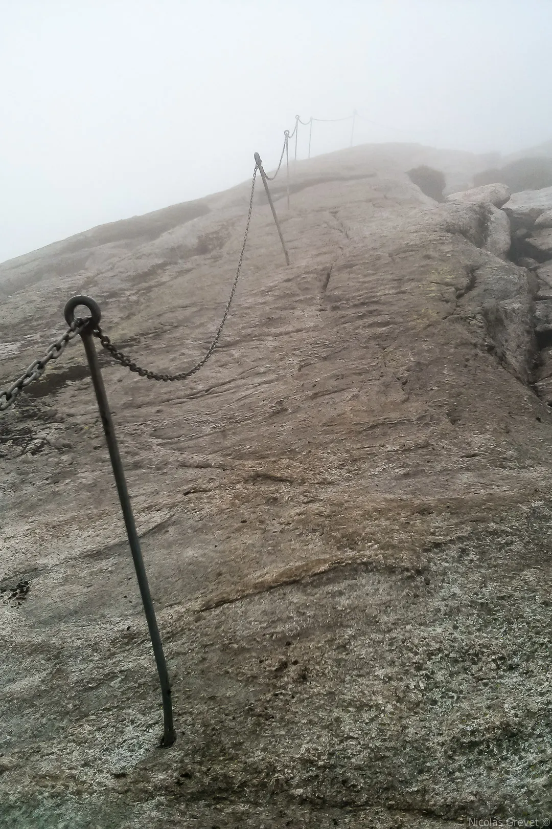 Le defi du Kjeragbolten un rocher coince entre deux falaises norvege 10 randonnée vers Kjeragbolten en Norvège, sentier rocheux et câbles