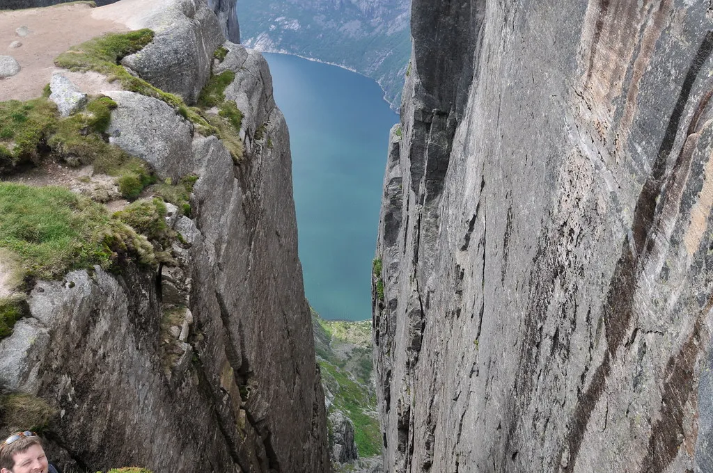Le défi du Kjeragbolten - un rocher coincé entre deux falaises Le defi du Kjeragbolten un rocher coince entre deux falaises norvege 2 Le-defi-du-Kjeragbolten-un-rocher-coince-entre-deux-falaises-norvege