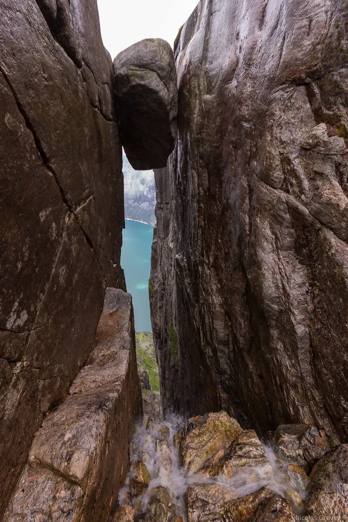 Le défi du Kjeragbolten - un rocher coincé entre deux falaises Le defi du Kjeragbolten un rocher coince entre deux falaises norvege 3 Le-defi-du-Kjeragbolten-un-rocher-coince-entre-deux-falaises-norvege