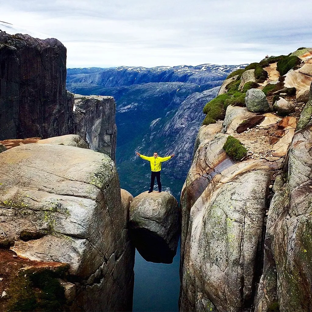 Le défi du Kjeragbolten - un rocher coincé entre deux falaises Le defi du Kjeragbolten un rocher coince entre deux falaises norvege 4 Le-defi-du-Kjeragbolten-un-rocher-coince-entre-deux-falaises-norvege