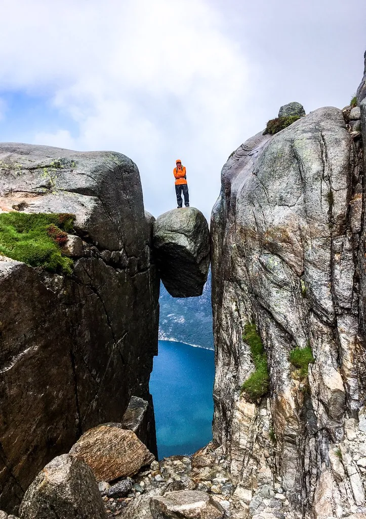 Le défi du Kjeragbolten - un rocher coincé entre deux falaises Le defi du Kjeragbolten un rocher coince entre deux falaises norvege 6 Le-defi-du-Kjeragbolten-un-rocher-coince-entre-deux-falaises-norvege