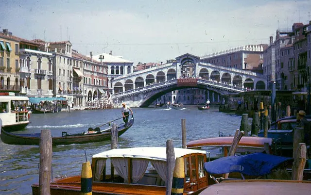 Quelques clichés de l'Europe dans les années 60 Quelques cliches de l Europe dans les annees 60 23 italie venise Quelques-cliches-de-l-Europe-dans-les-annees-60-23-italie-venise-rialto