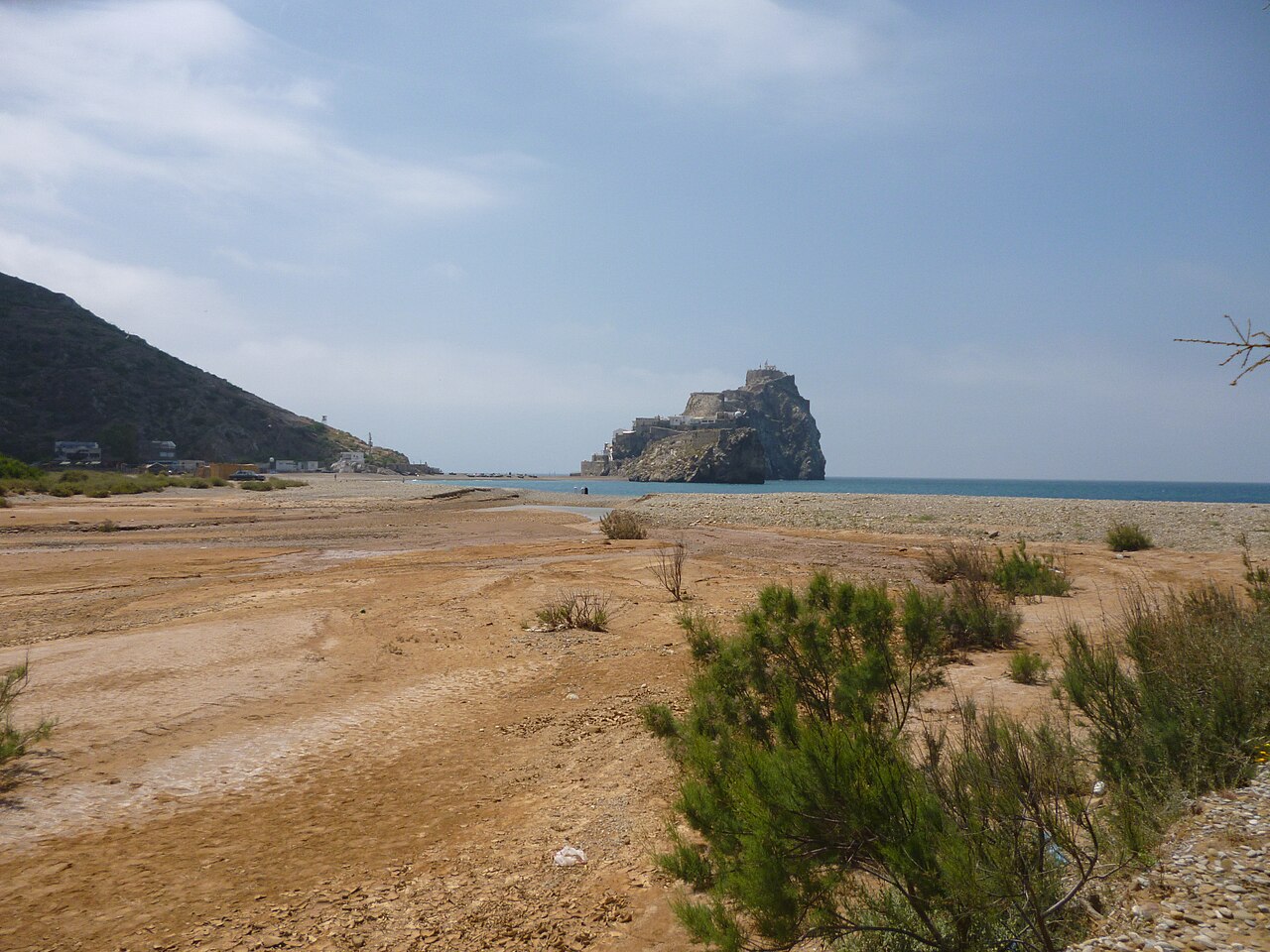 Peñón de Vélez de la Gomera vu depuis la côte de Badis au Maroc Peñón de Vélez de la Gomera vu depuis la côte de Badis au Maroc