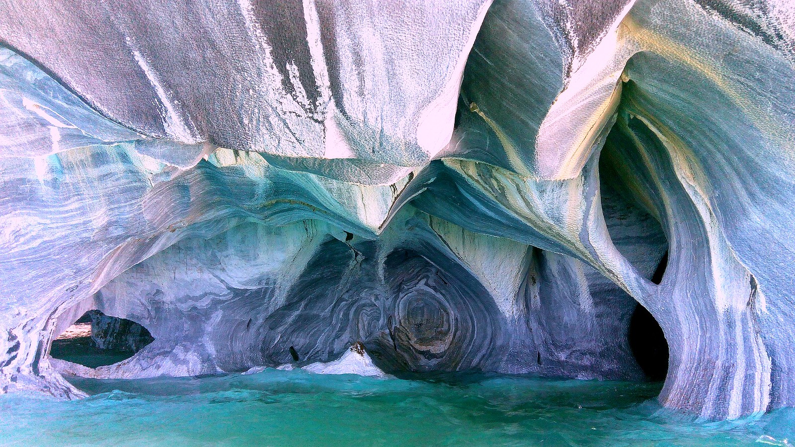 Capilla de Marmol sur le lac General Carrera au Chili Capilla de Marmol sur le lac General Carrera au Chili