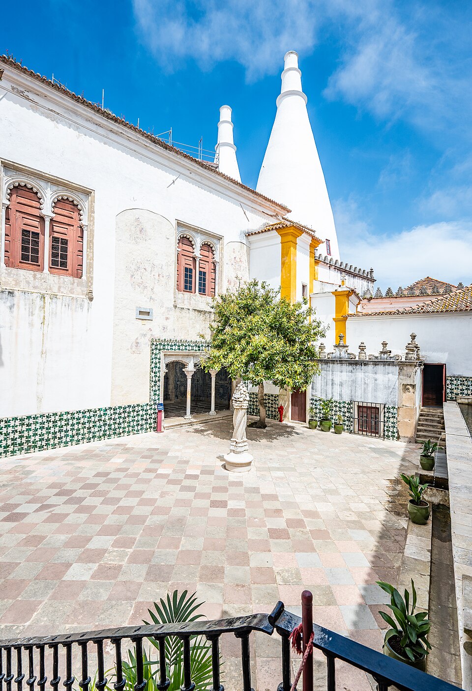 Cour intérieure et azulejos du palais de Pena à Sintra Cour intérieure et azulejos du palais de Pena à Sintra