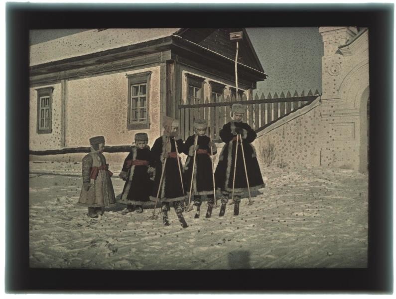 Enfants Kozakov à Nikolskoïe en 1910, photographie autochrome Enfants Kozakov à Nikolskoïe en 1910, photographie autochrome