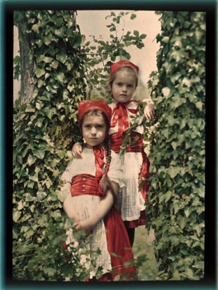 Liza et Tanya Kozakov photographiées en autochrome à Yalta vers 1910 Liza et Tanya Kozakov photographiées en autochrome à Yalta vers 1910