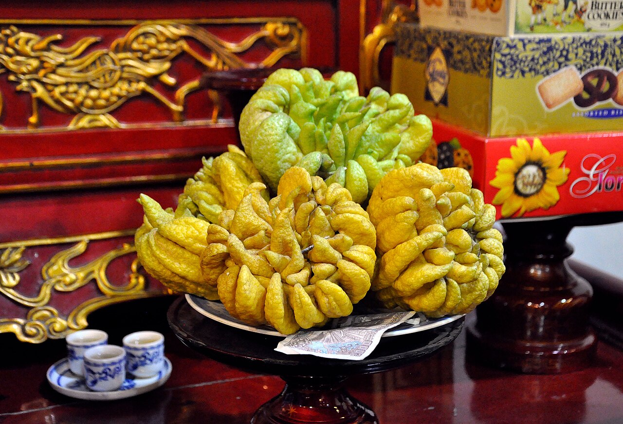 Mains de Bouddha utilisées comme offrandes dans un temple à Hanoï Mains de Bouddha utilisées comme offrandes dans un temple à Hanoï