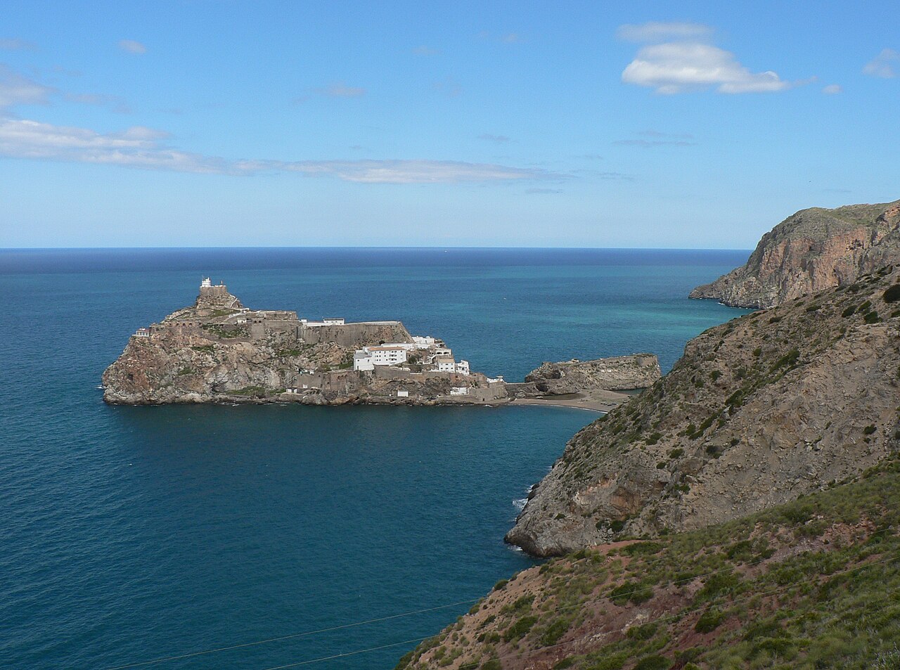 Peñón de Vélez de la Gomera ou rocher de Badis sur la côte du Maroc Peñón de Vélez de la Gomera ou rocher de Badis sur la côte du Maroc