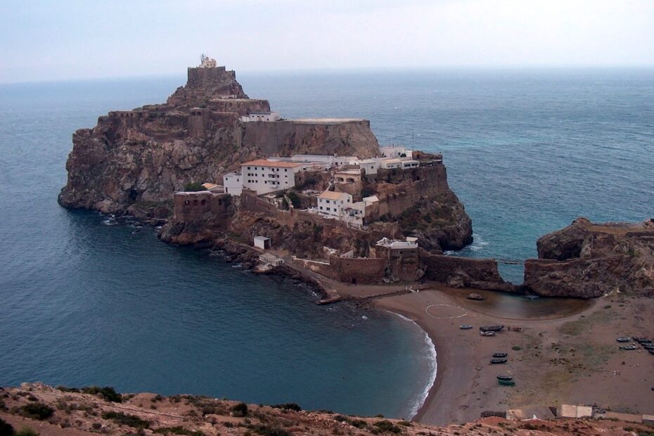 Peñón de Vélez de la Gomera : le rocher de Badis et sa frontière de 85 mètres rocher badis frontiere espagne maroc Rocher de Badis relié à la côte marocaine par une étroite bande de sable