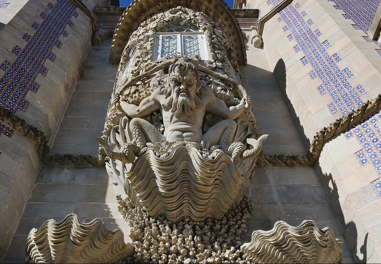 Triton mythologique au-dessus de l’entrée du palais de Pena à Sintra Triton mythologique au-dessus de l’entrée du palais de Pena à Sintra