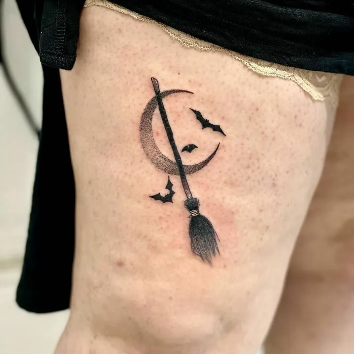 42 tatouages Halloween 30 nouveaux tatouages Halloween 22 balai de sorciere chauve souris 30-nouveaux-tatouages-Halloween-22-balai-de-sorciere-chauve-souris